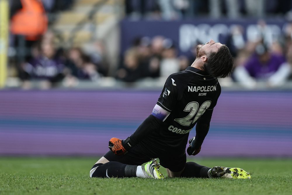 Anderlechts Torwart Colin Cooselans feiert den Sieg seiner Mannschaft