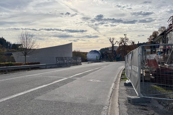 Der neue Eingangsbereich: Links erkennt man schon den Sockel für die Überführung