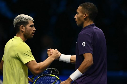 Carlos Alcaraz (links) nimmt die Glückwünsche von Felix Auger-Aliassime entgege