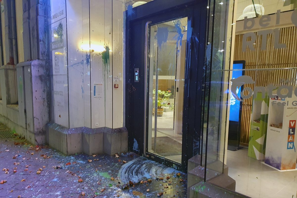 Das Medienhaus, in dem u.a. La Meuse, bel RTL und Radio Contact untergebracht sind, wurde ebenfalls attackiert - zu sehen sind Schäden an der Glasfront, unter anderem durch Farbbeutelattacken