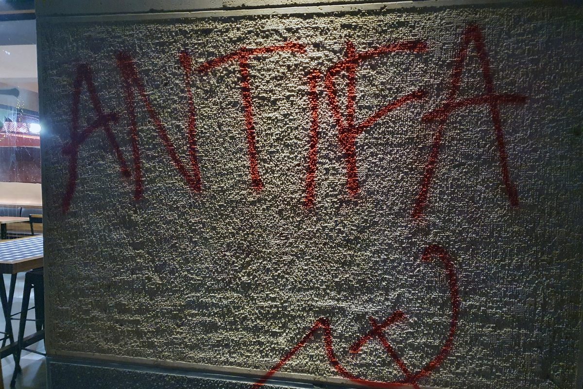 Graffiti mit dem Schriftzug "Antifa" auf einer Gebäudewand