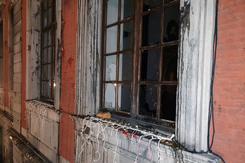 Gebäude mit eingeschlagenen Fensterscheiben