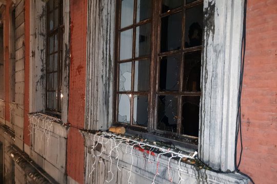 Gebäude mit eingeschlagenen Fensterscheiben