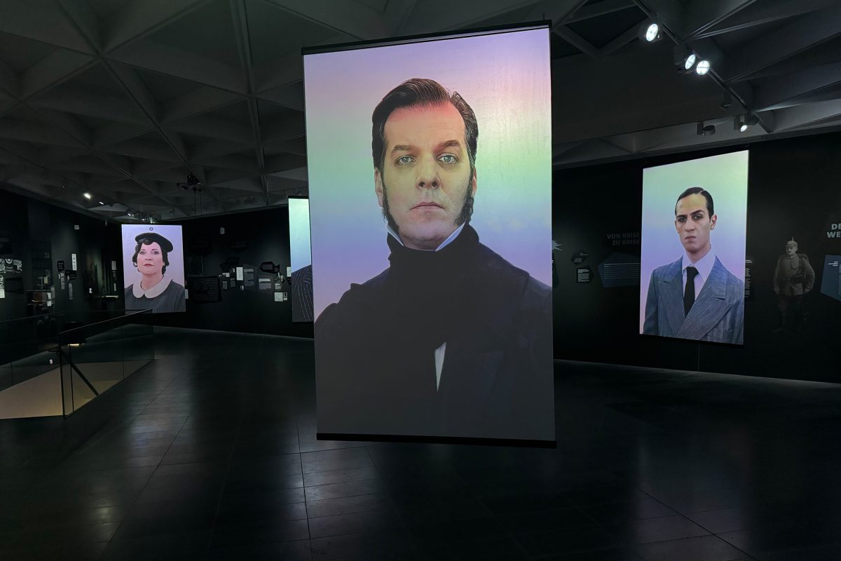 Mitglieder des aktuellen Ensembles in historischen Kostümen stellen Persönlichkeiten der Theatergeschichte nach