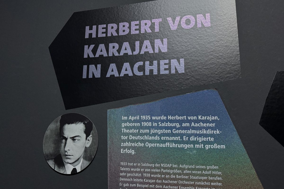 Eine Bildtafel mit Angaben zu Herbert von Karajans Aufenthalt in Aachen