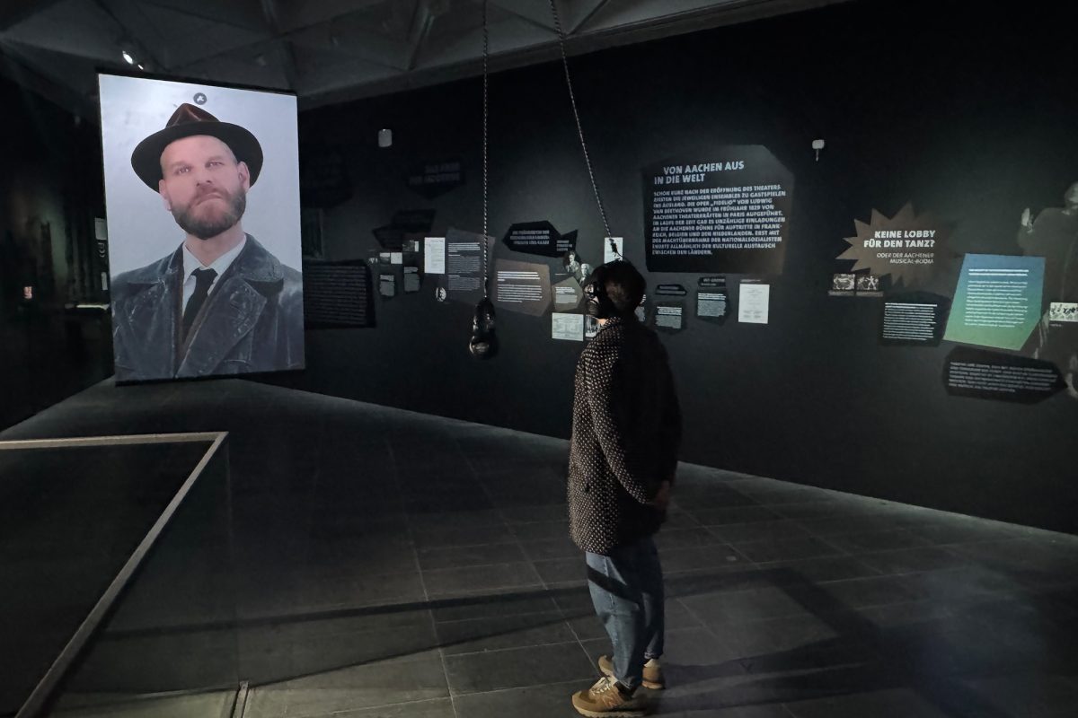 Mitglieder des aktuellen Ensembles in historischen Kostümen stellen Persönlichkeiten der Theatergeschichte nach
