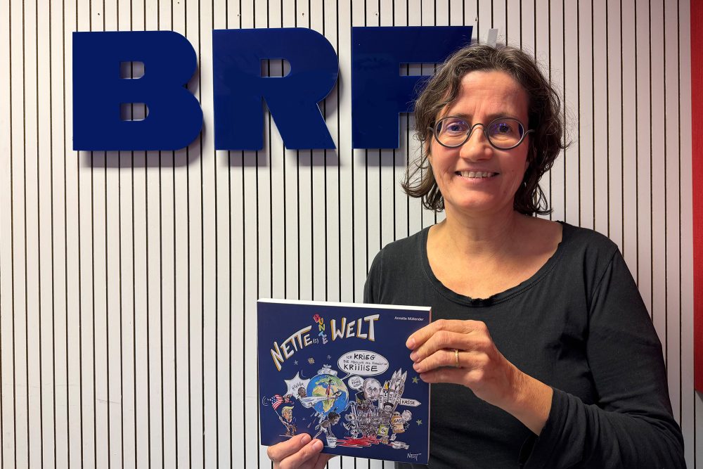 Annette Müllender mit ihrem Buch im BRF-Studio