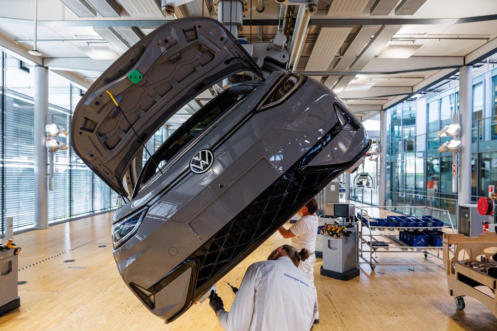 Arbeiter bauen das Elektroauto VW ID3 bei Volkswagen zusammen