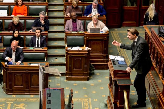 N-VA-Fraktionsführer Axel Ronse bei der Kammerdebatte