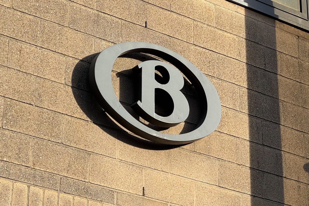 SNCB-Logo am Bahnhof von Eupen