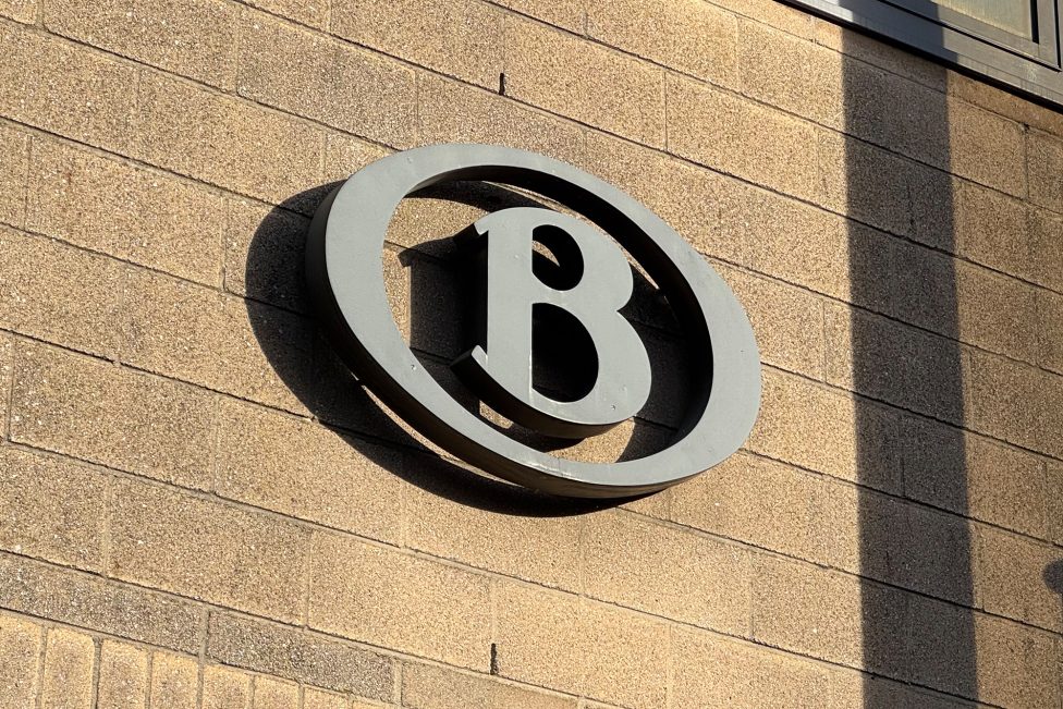 SNCB-Logo am Bahnhof von Eupen