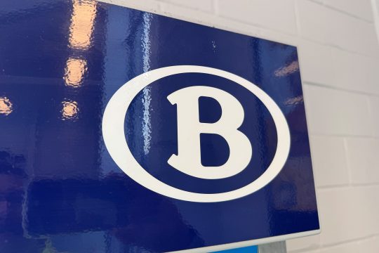 SNCB-Logo am Bahnhof von Eupen