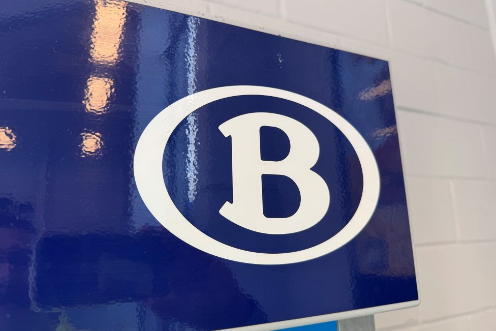 SNCB-Logo am Bahnhof von Eupen