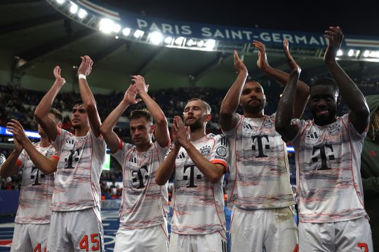 Spieler des FC Bayern München feiern ihren Sieg gegen PSG