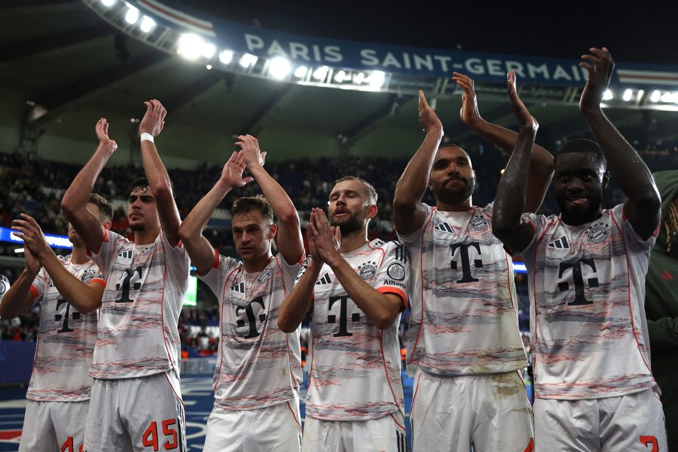 Spieler des FC Bayern München feiern ihren Sieg gegen PSG