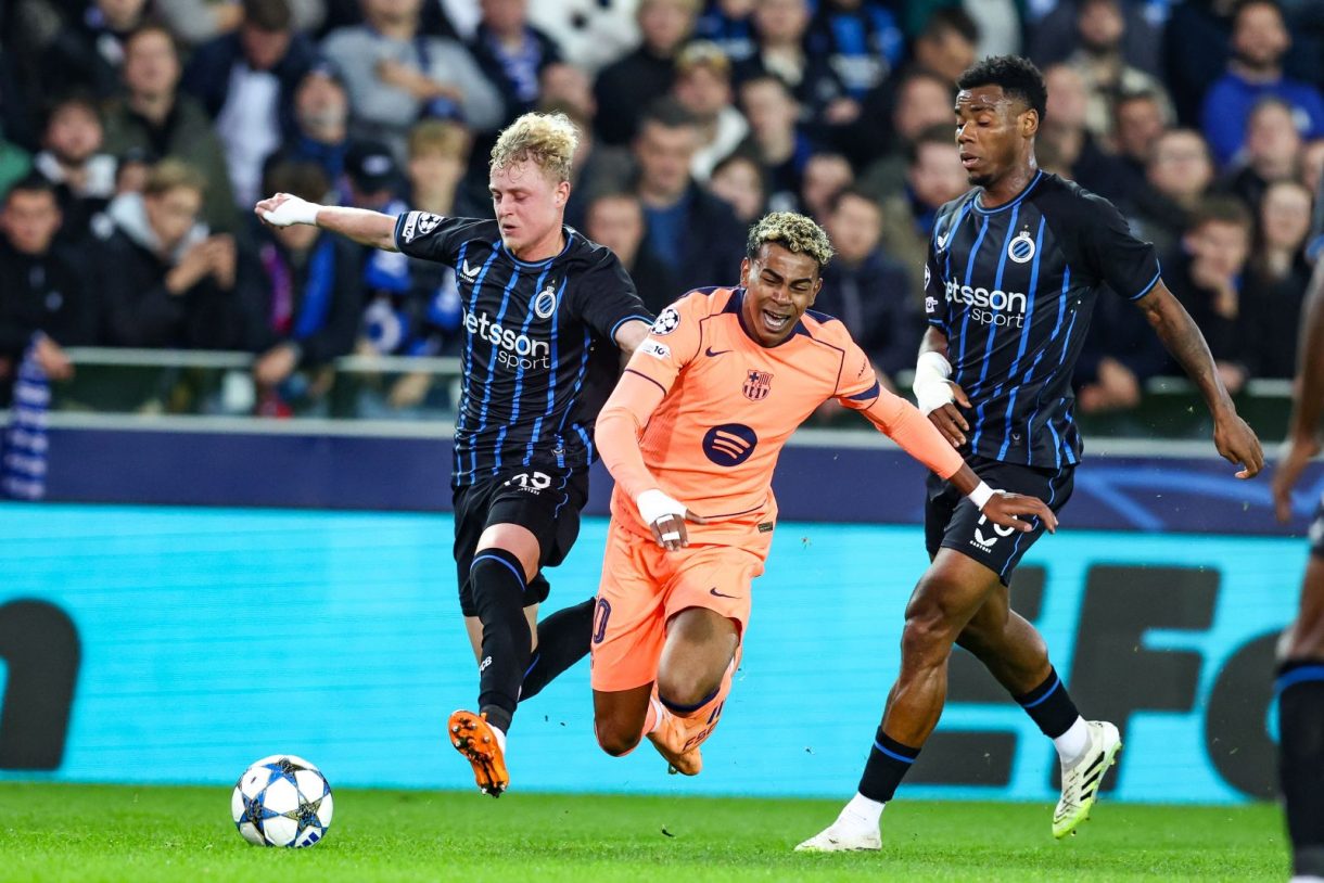 Spieler des FC Brügge und des FC Barcelona kämpfen um den Ball