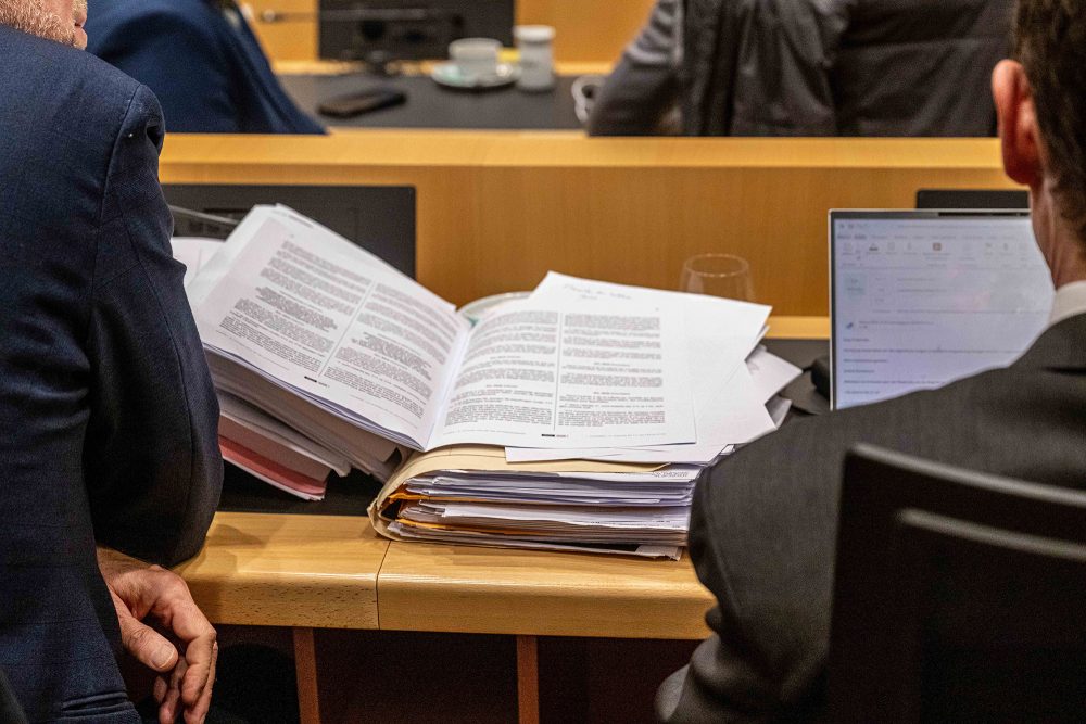 ein Aktenstapel auf dem Pult eines Abgeordneten