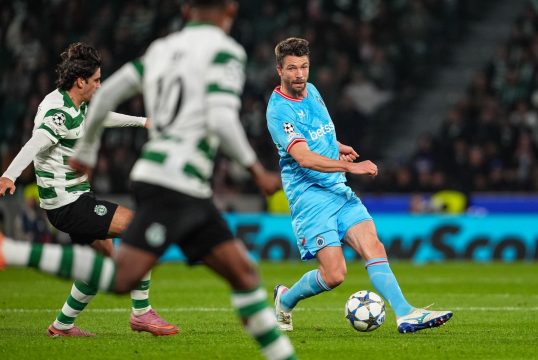 Spieler beide Vereine in Aktion auf dem Platz