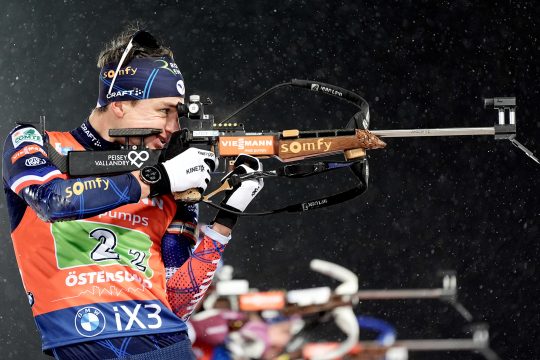 Frankreichs Biathlet Eric Perrot beim Stehendschießen