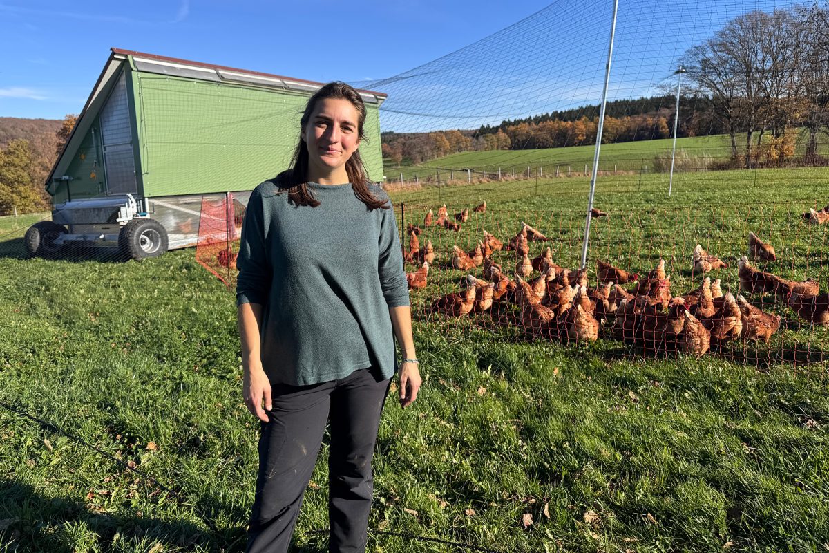 Bio-Landwirtin Anke Küchenberg steht vor der Hühnerwiese