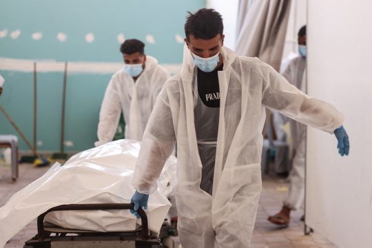 Mitarbeiter transportieren einen Leichensack in einem Krankenhaus in Chan Junis