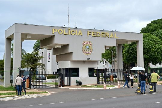 Journalisten warten vor dem Hauptquartier der Polizei in Brasilia