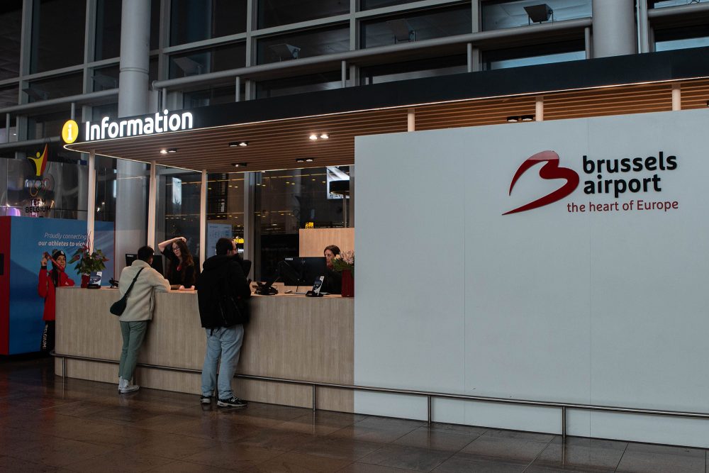 Passagiere am Informationsschalter am Flughafen Zaventem am Dienstagabend