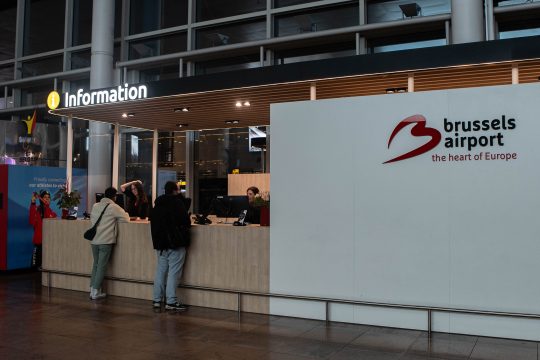 Passagiere am Informationsschalter am Flughafen Zaventem am Dienstagabend