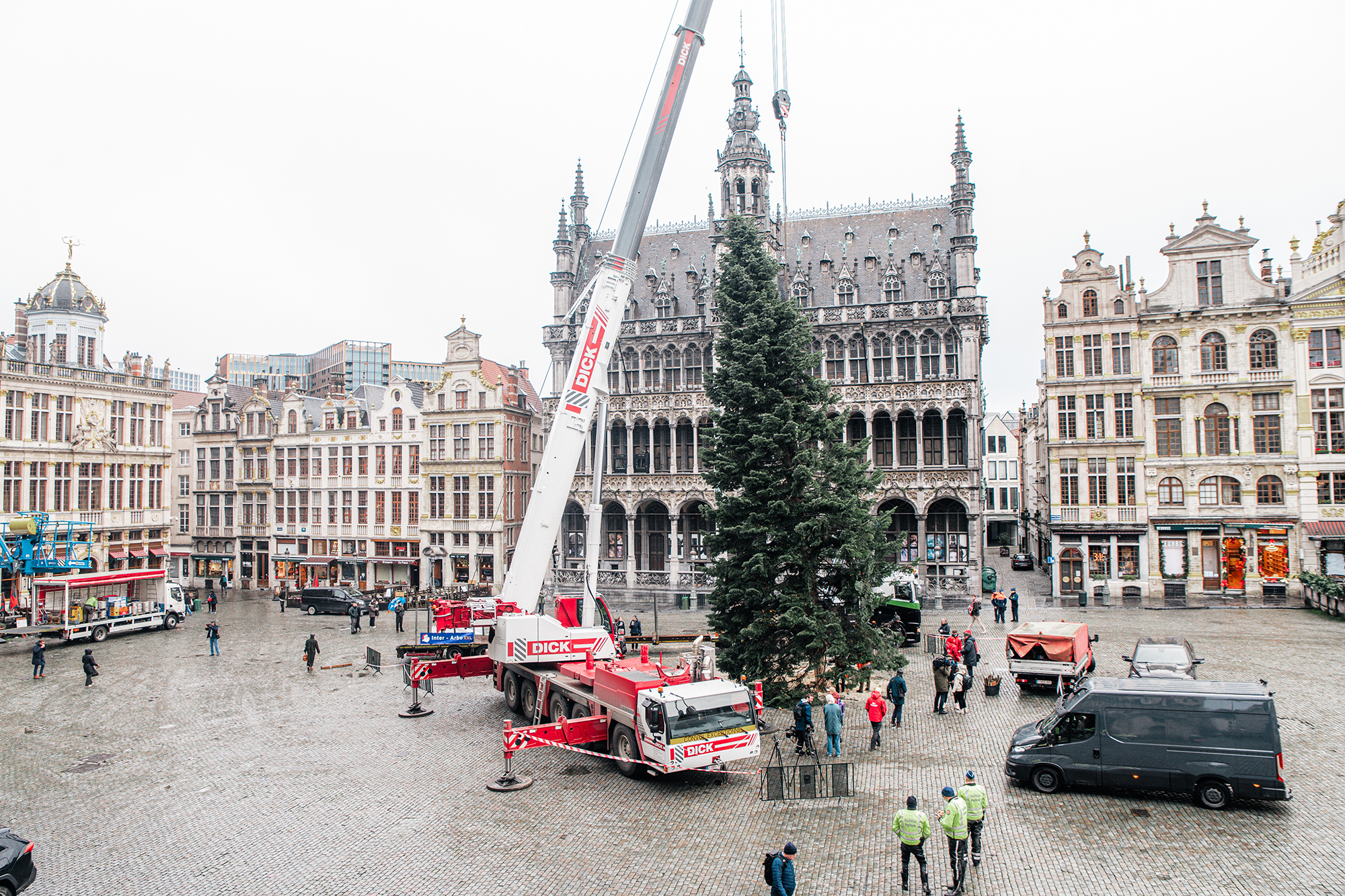 Br-ssel-Weihnachtsbaum-erreicht-Grand-Place