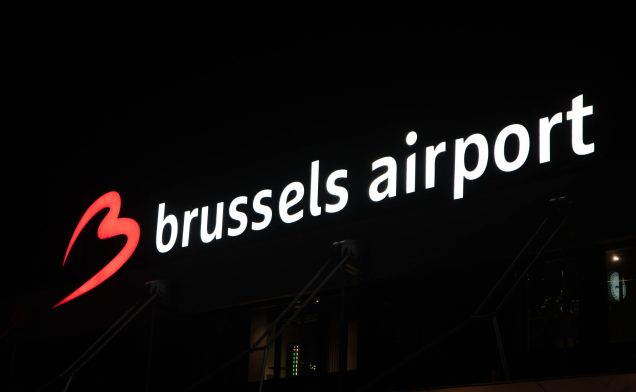 Leuchtschrift am Brussels Airport bei Nacht