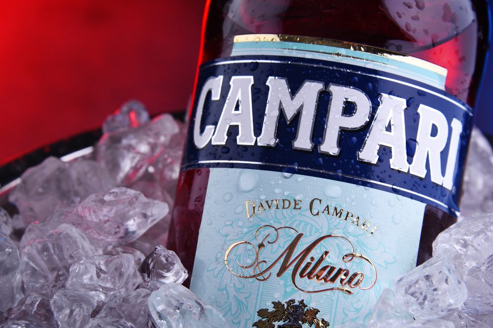 Flasche Campari auf Eis
