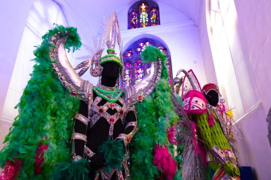 Eins der Kostüme der Ausstellung "Carnaval de Rio" im Musée de la Vie Wallonne