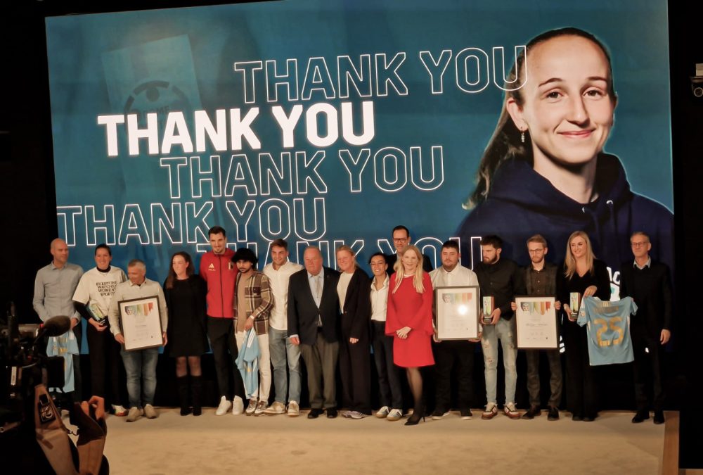 Die Gewinner des "Come Together Awards" auf einer Bühne