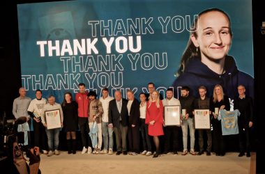 Die Gewinner des "Come Together Awards" auf einer Bühne