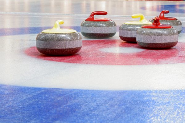 Curlingfeld mit Steinen