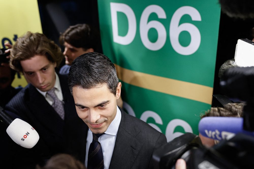 Der D66-Vorsitzende Rob Jetten gibt ein Interview
