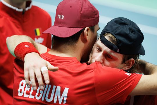 Raphael Collignon und Belgian Zizou Bergs umarmen sich nach dem Match von Bergs gegen den Italiener Cobolli