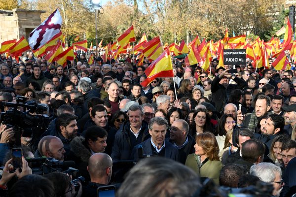 Zehntausende demonstrieren im Madrid gegen die Sanchez-Regierung