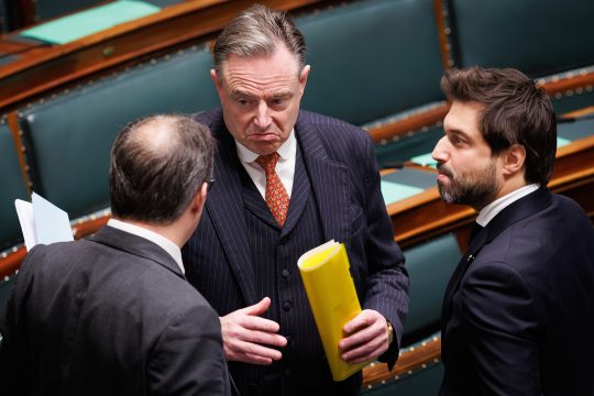 Premierminister Bart De Wever, Wirtschafts- und Arbeitsminister David Clarinval und der MR-Vorsitzende Georges-Louis Bouchez stehen zusammen in der Kammer und besprechen sich