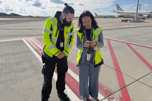 Sonja Gehlen mit einem Kollegen am Brussels Airport