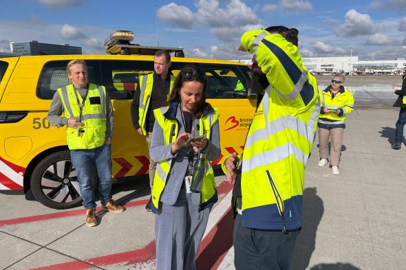 Sonja Gehlen mit einem Kollegen am Brussels Airport