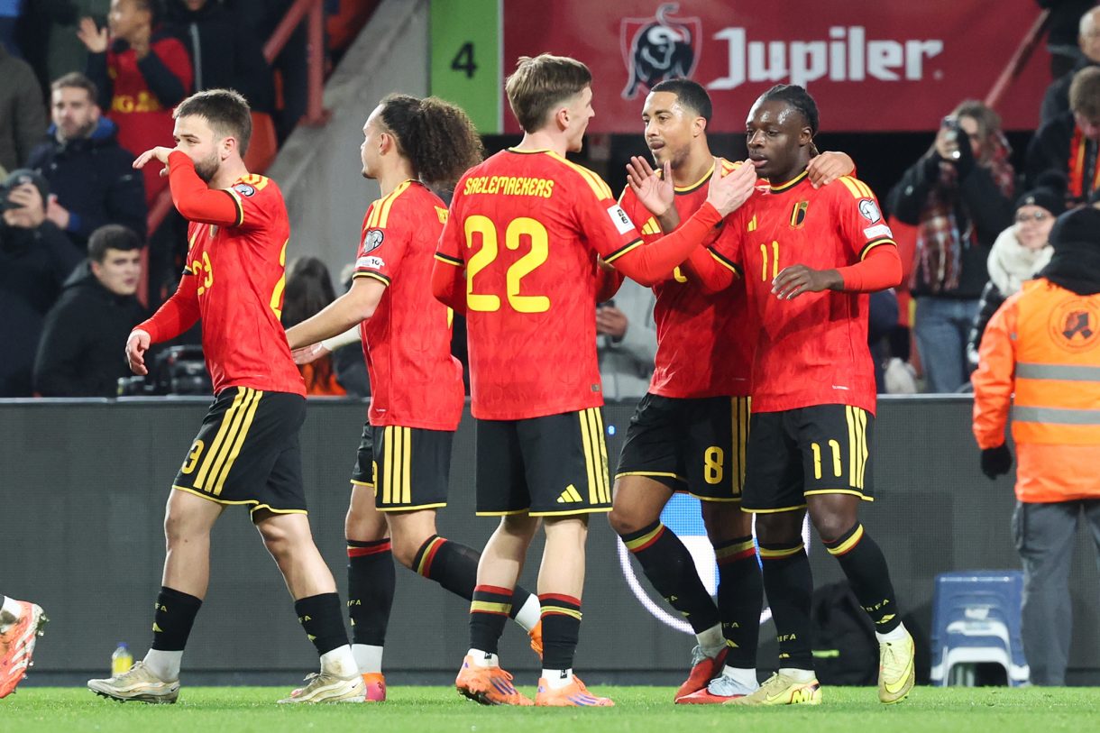 Jeremy Doku nimmt die Glückwünsche seiner Mannschaftskollegen entgegen