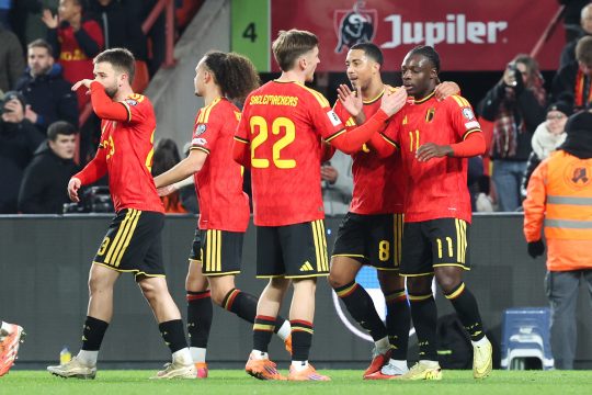 Jeremy Doku nimmt die Glückwünsche seiner Mannschaftskollegen entgegen