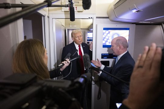 Donald Trump spricht an Bord der Air Force One zu Journalisten