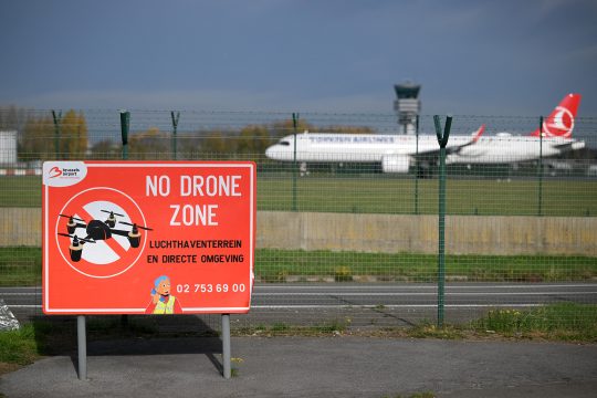 "Keine Drohnen"-Schild am Brüsseler Flughafen
