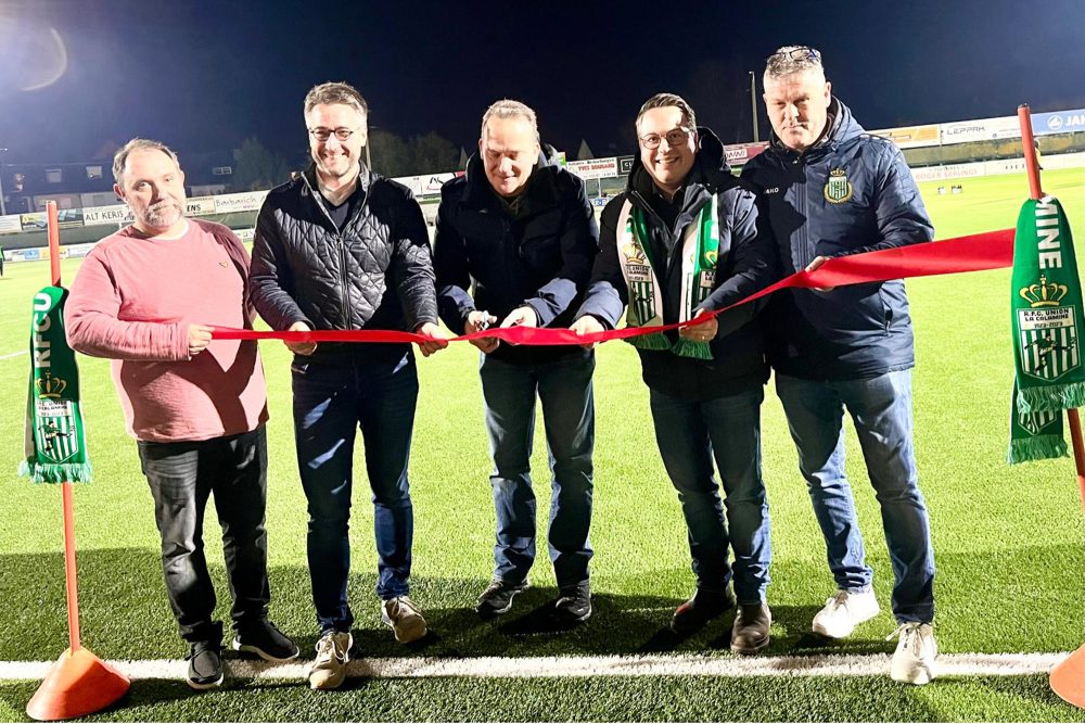 Ministerpräsident Oliver Paasch durchtrennt das rote Band