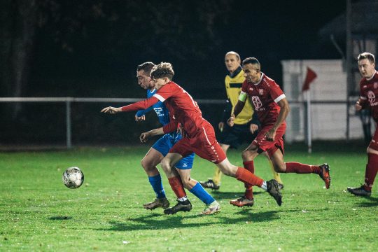 Spieler von Eupen und Emmels in Aktion