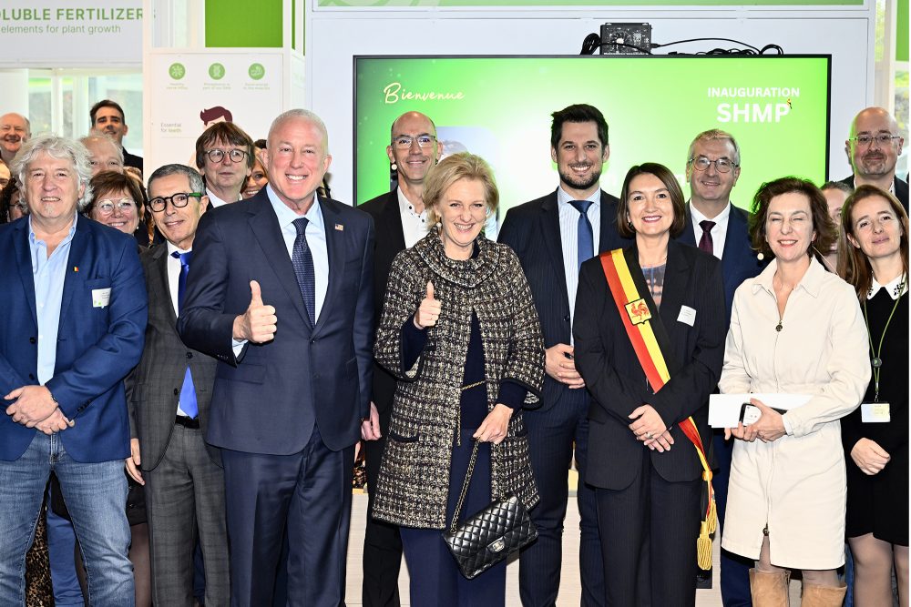 Weihten die Produktionsanlage in Engis ein: der amerikanische Botschafter in Belgien Bill White, Geoffrey Close, CEO von Prayon, Prinzessin Astrid, der wallonische Ministerpräsident Adrien Dolimont und der wallonische Minister Pierre-Yves Jeholet - Gruppenbild