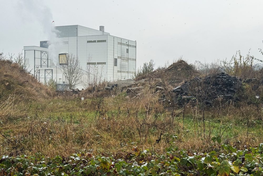 Erd- und Schutthaufen, im Hintergrund die Walhorner Molkerei