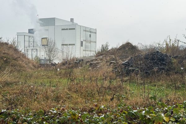 Erd- und Schutthaufen, im Hintergrund die Walhorner Molkerei